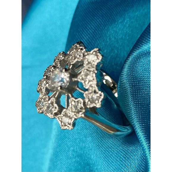 DD# Striking Ring Multiple Cz in 925 Silver & Rhodium overlay. Sz 7 - Picture 10 of 12
